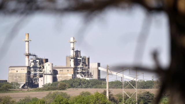 Nebraska Public Power District's Sheldon Power Station near Hallam. NPPD purchased a nearby tract of land from two executives earlier this year for $5 million, around five times the land’s assessed value. 
(Eric Gregory / Flatwater Free Press)