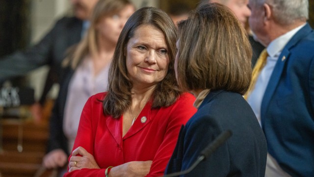 State Sen. Kathleen Kauth of the Millard area (left) talks with State Sen. Teresa Ibach of Sumner on Jan. 8, 2025. 
(Zach Wendling / Nebraska Examiner)