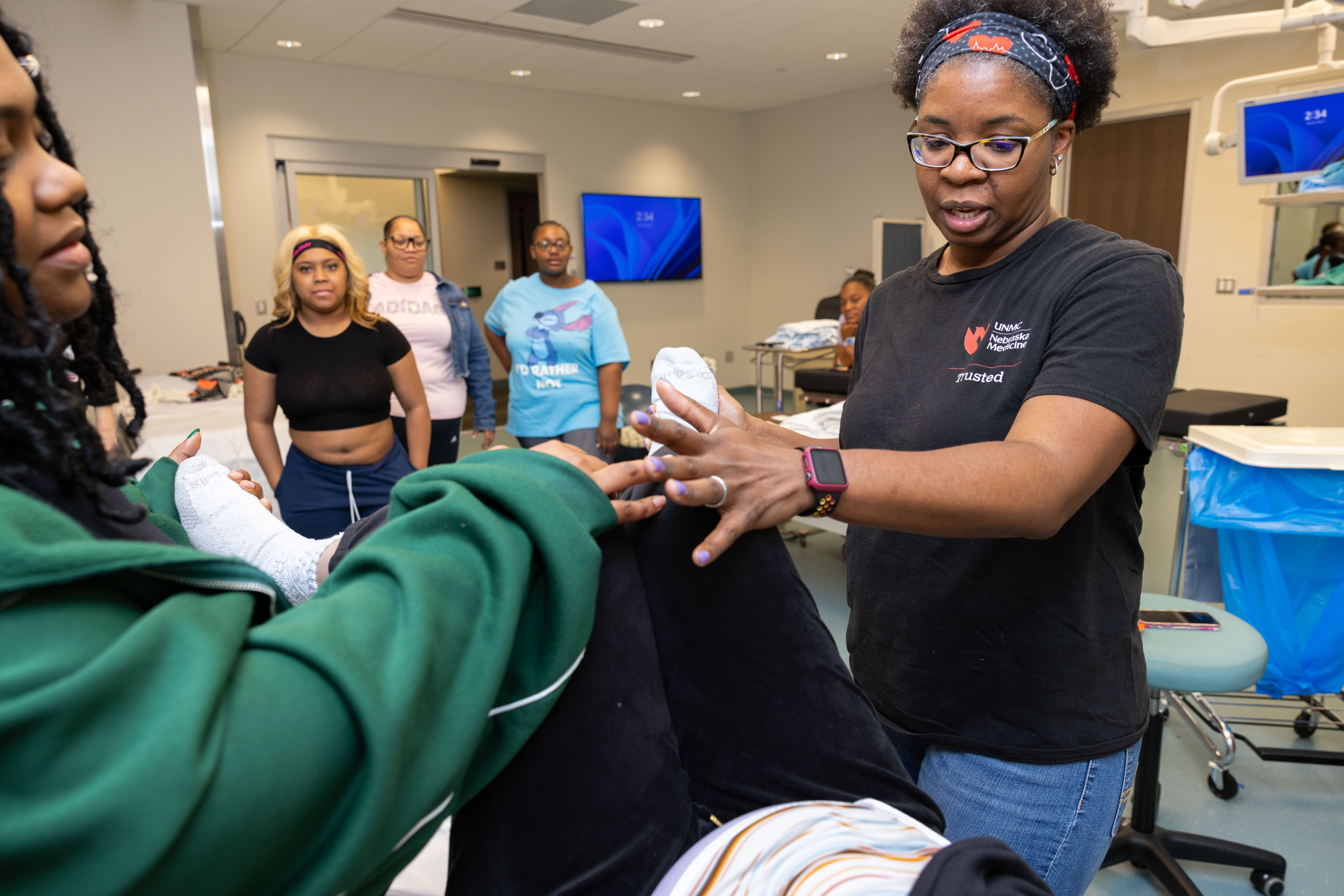 Jessica McGhee (right), a staff nurse at Nebraska Medicine, trains doulas in alternate labor positions during a meeting of I Be Black Girl’s Doula Passage Program on May 17 in Omaha.<br />(Rebecca S. Gratz / Flatwater Free Press)