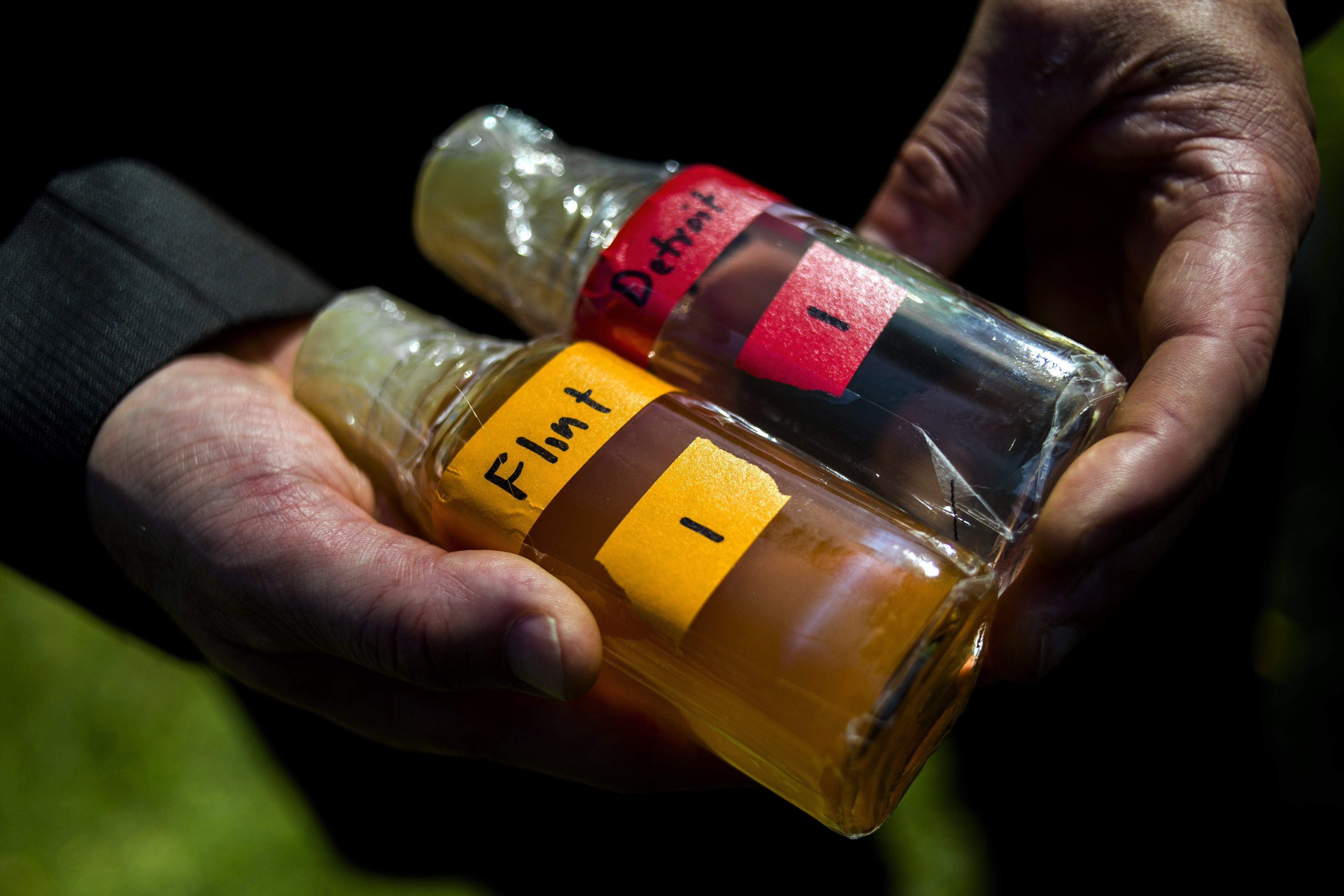 Virginia Tech professor Marc Edwards shows the difference in water quality between Detroit and Flint after testing, giving evidence after more than 270 samples were sent in from Flint that show high levels of lead during a news conference on Sept. 15, 2015, in downtown Flint, Mich.<br />(Jake May / The Flint Journal via AP)